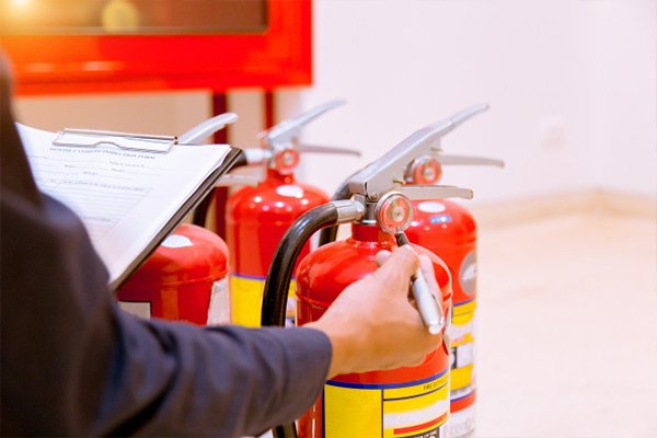 Profesionales de PrevenLab en terreno